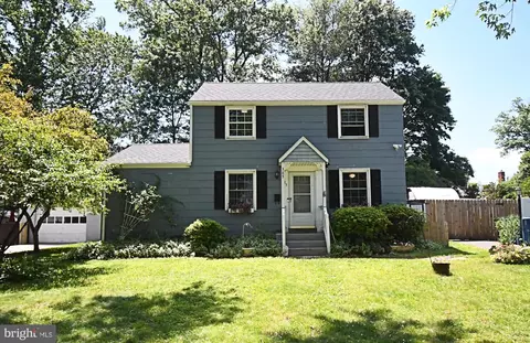 385 E Magnolia Dr, Morrisville, PA 19067