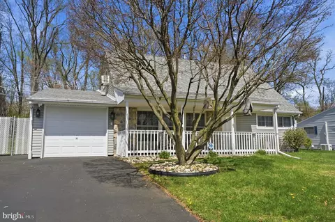103 Hedge Rd, Levittown, PA 19056