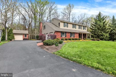 300 Robin Hood Dr, Yardley, PA 19067
