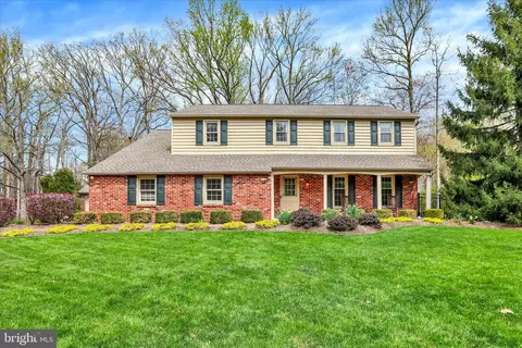 300 Robin Hood Dr, Yardley, PA 19067