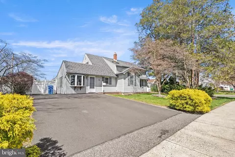 85 Goldenridge Dr, Levittown, PA 19057