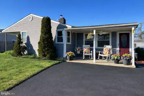 47 Glenwood Ln, Levittown, PA 19055