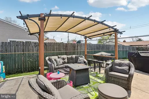 47 Glenwood Ln, Levittown, PA 19055