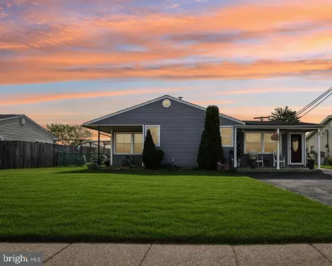 47 Glenwood Ln, Levittown, PA 19055