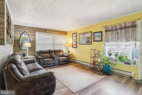 47 Glenwood Ln, Levittown, PA 19055