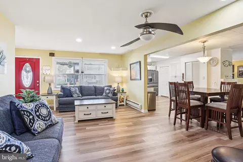 47 Glenwood Ln, Levittown, PA 19055