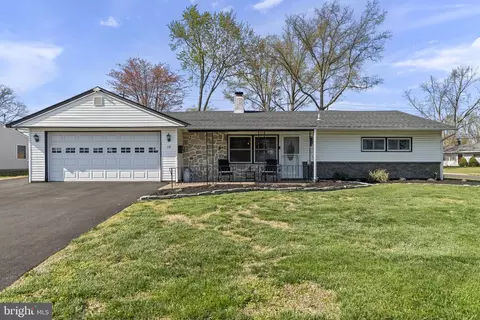 17 Gun Rd, Levittown, PA 19057