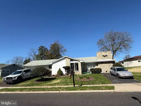 521 Parkway Dr, Fairless Hills, PA 19030