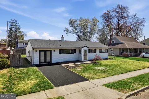 110 Deep Dale Dr E, Levittown, PA 19056