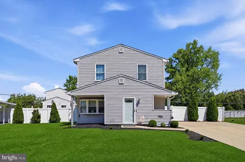 401 Stonybrook Dr, Levittown, PA 19055