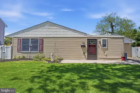 35 Ember Ln, Levittown, PA 19054