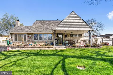 54 Quincy Dr, Levittown, PA 19057