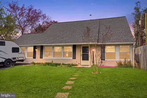 1 Larkspur Rd, Levittown, PA 19056