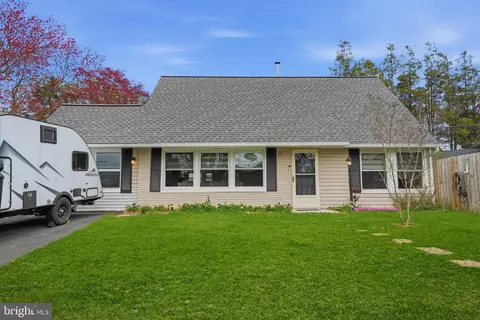 1 Larkspur Rd, Levittown, PA 19056