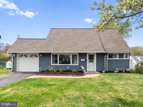 21 Viewpoint, Levittown, PA 19054