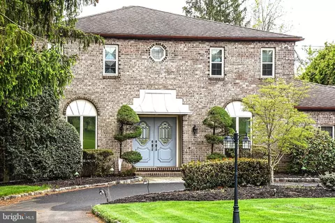 560 Lower Holland Rd, Holland, PA 18966