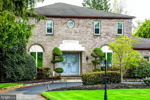 560 Lower Holland Rd, Holland, PA 18966