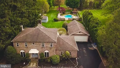 560 Lower Holland Rd, Holland, PA 18966