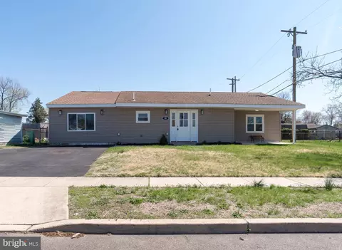 44 Elm Ln, Levittown, PA 19054