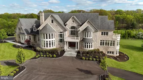 10 Stonebridge Crossing Rd, Newtown, PA 18940