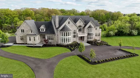 10 Stonebridge Crossing Rd, Newtown, PA 18940