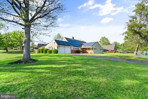 18 S Forsythia Dr S, Levittown, PA 19056