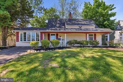 35 Robin Hill Ln, Levittown, PA 19055