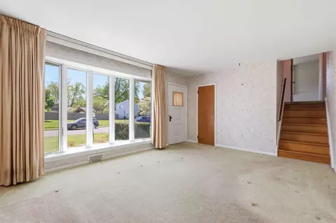 Living - 903 Pine Rd, Warminster, PA 18974 photo 3 of 3