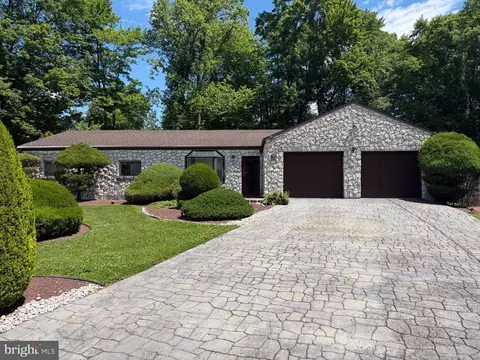 310 Casey Cir, Huntingdon Valley, PA 19006