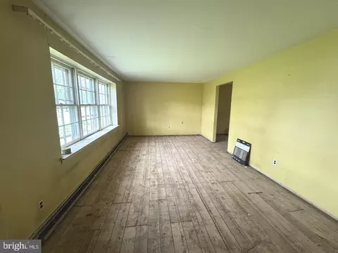 Living - 262 Centennial Rd, Warminster, PA 18974 photo 2 of 4