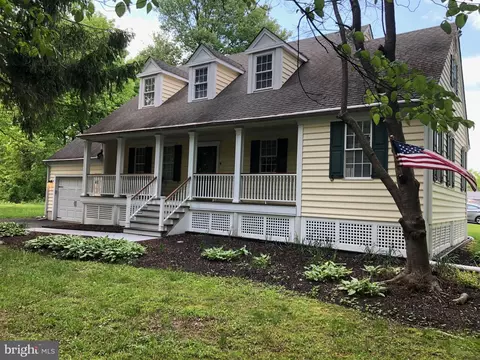 212 Apple St, Levittown, PA 19057