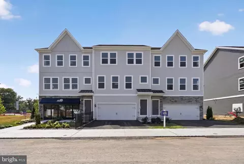 51 Chaucer Ct, Levittown, PA 19057