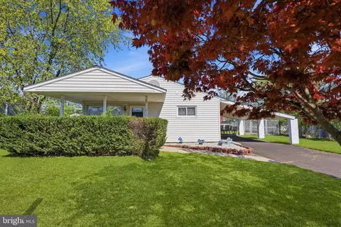 14 Dewberry Ln, Levittown, PA 19055