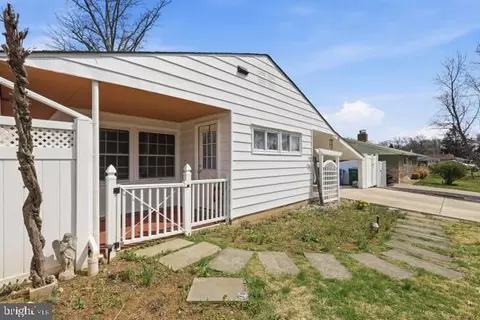 26 Myrtle Ln, Levittown, PA 19054
