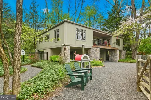 3 Bridge 5 Ln, Pipersville, PA 18947