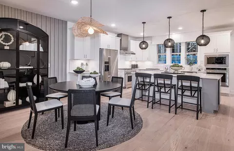 39 Chaucer Ct, Levittown, PA 19057