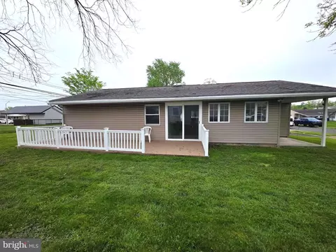 26 Midwood Ln, Levittown, PA 19054