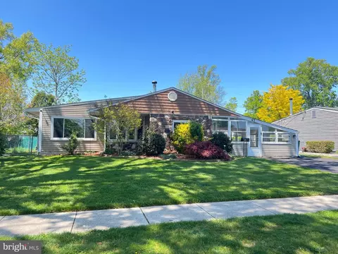 47 Thornyapple Ln, Levittown, PA 19054
