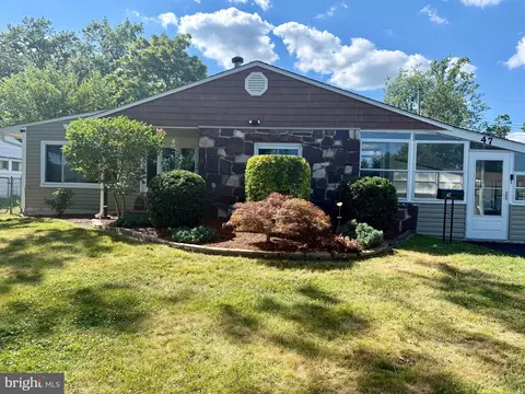 47 Thornyapple Ln, Levittown, PA 19054
