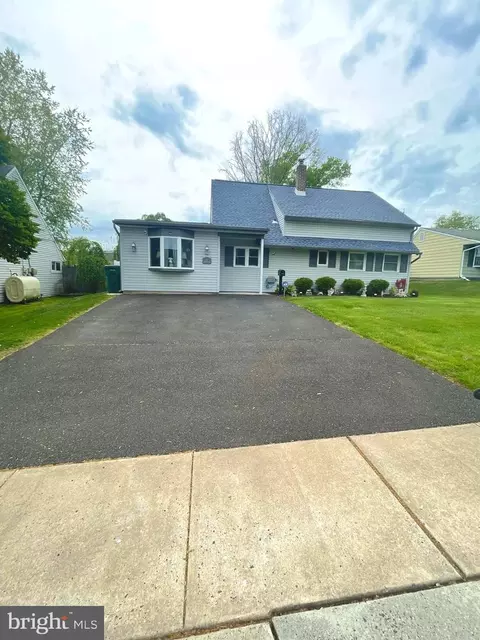 17 Heather Ln, Levittown, PA 19055