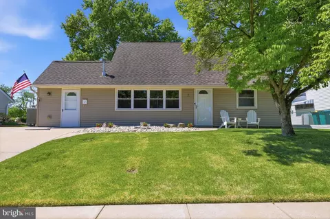 7 New Pond Ln, Levittown, PA 19054