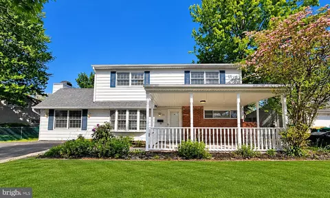 26 Village Ln, Levittown, PA 19054