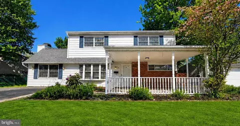 26 Village Ln, Levittown, PA 19054