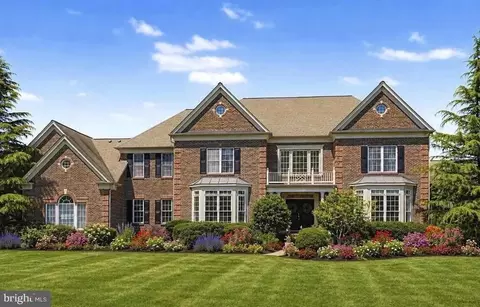 104 Meadowview Dr, New Hope, PA 18938