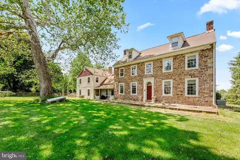 290 Foxcroft Dr, Warminster, PA 18974