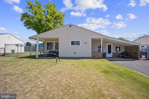 264 Goldenridge Dr, Levittown, PA 19057