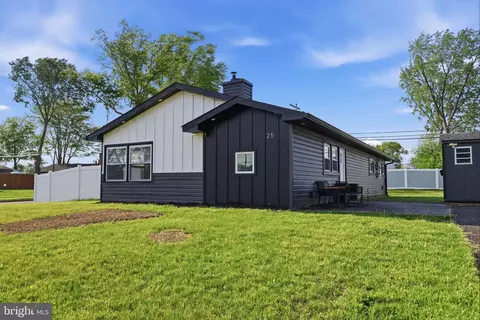 25 Gun Rd, Levittown, PA 19057