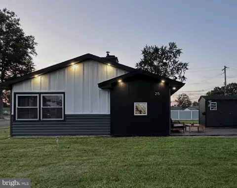 25 Gun Rd, Levittown, PA 19057