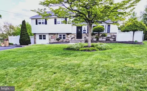 712 Ivyland Rd, Warminster, PA 18974