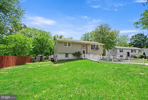 6998 Headley Ct, Levittown, PA 19057